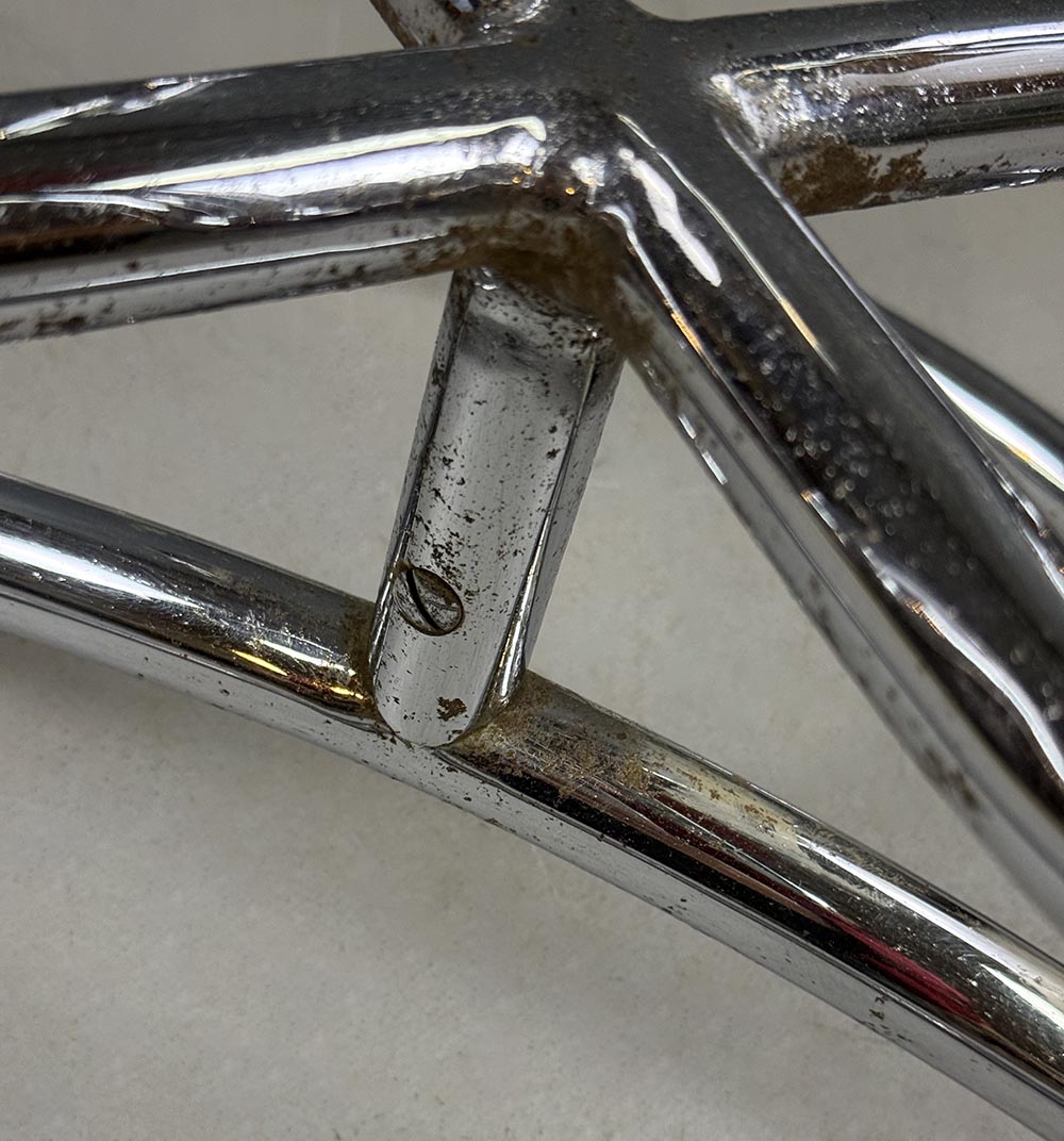 Chromovy květinovy stolek-detail5