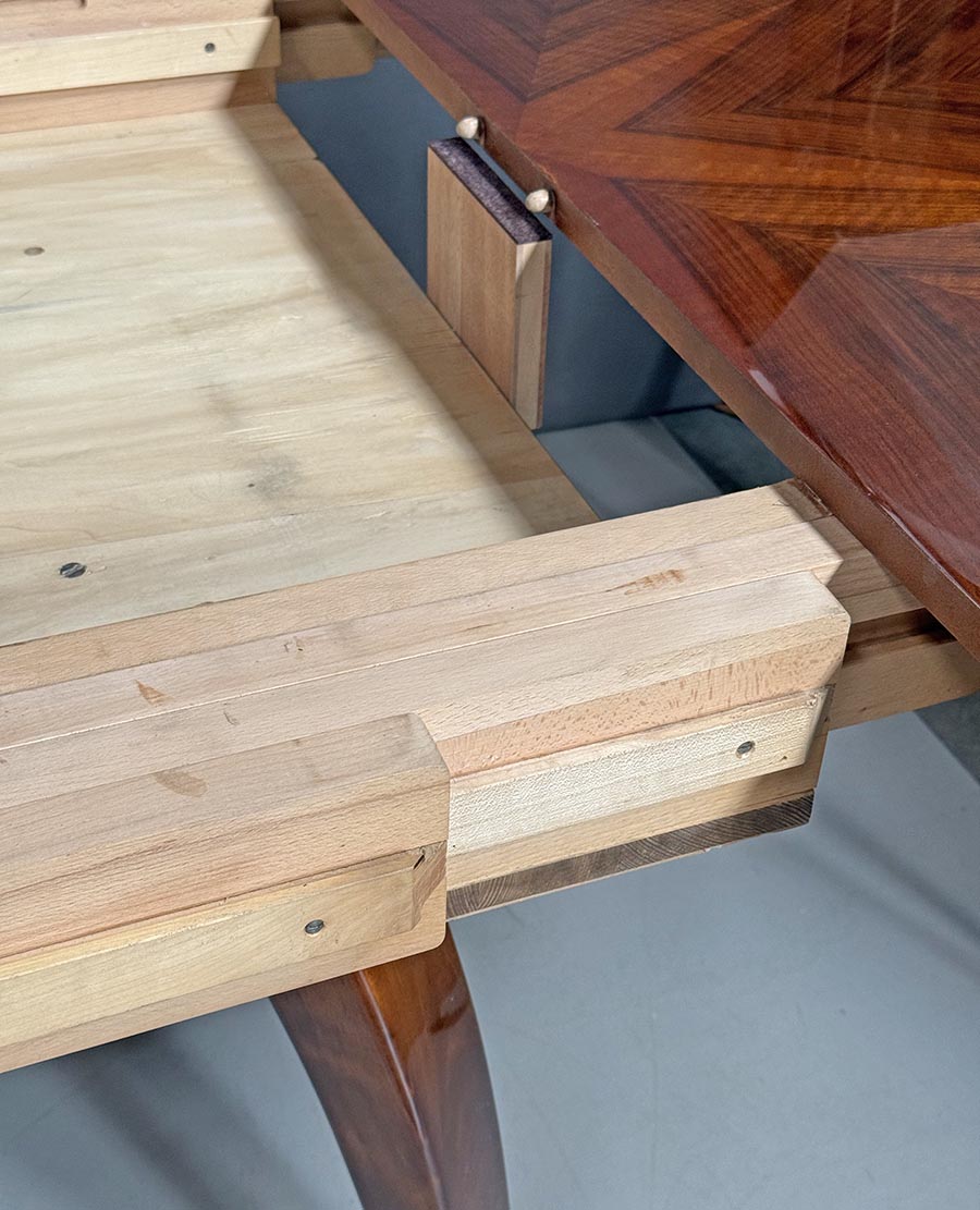 Jidelni kulaty stul J. Halabala-detail11