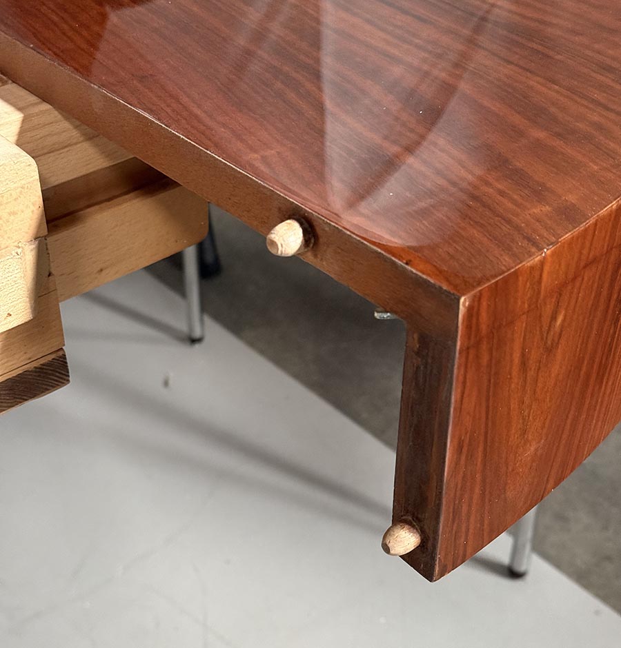 Jidelni kulaty stul J. Halabala-detail12