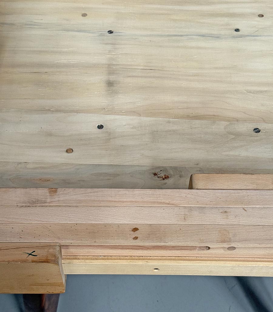 Jidelni kulaty stul J. Halabala-detail13