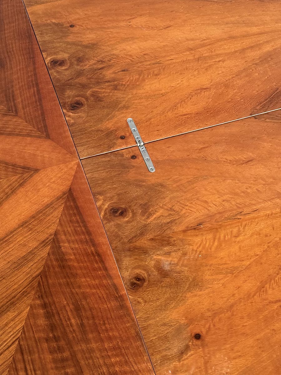 Jidelni kulaty stul J. Halabala-detail16