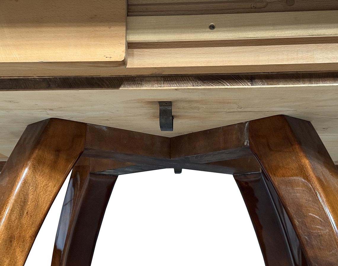 Jidelni kulaty stul J. Halabala-detail19