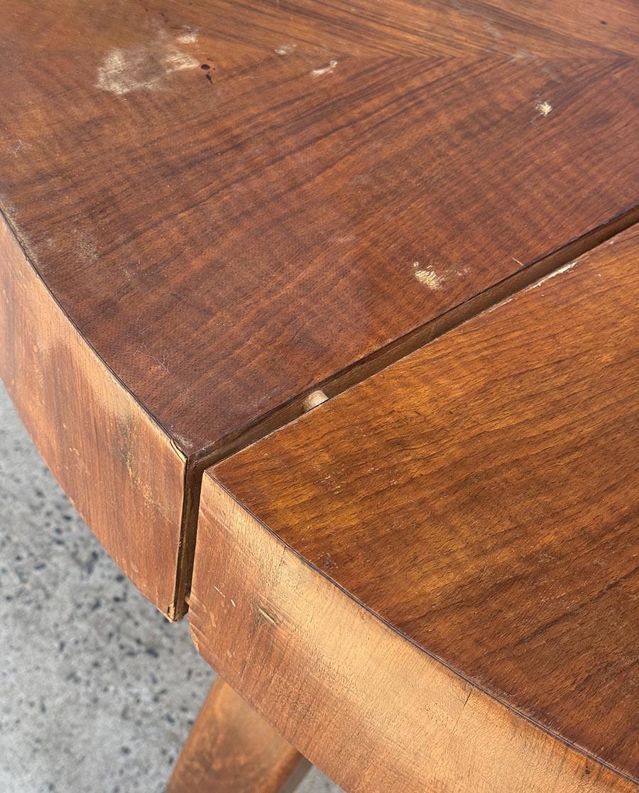 Jidelni kulaty stul původ.3 J. Halabala-detail20