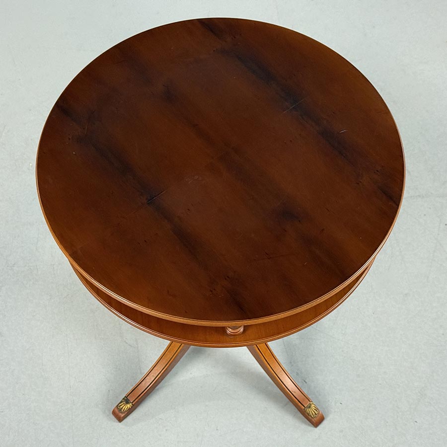 Stolek kulaty replika-detail