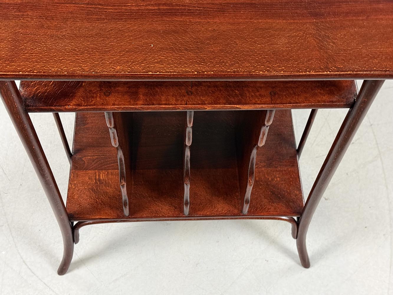 Stolek na gramo desky Thonet -detail4-T 8860