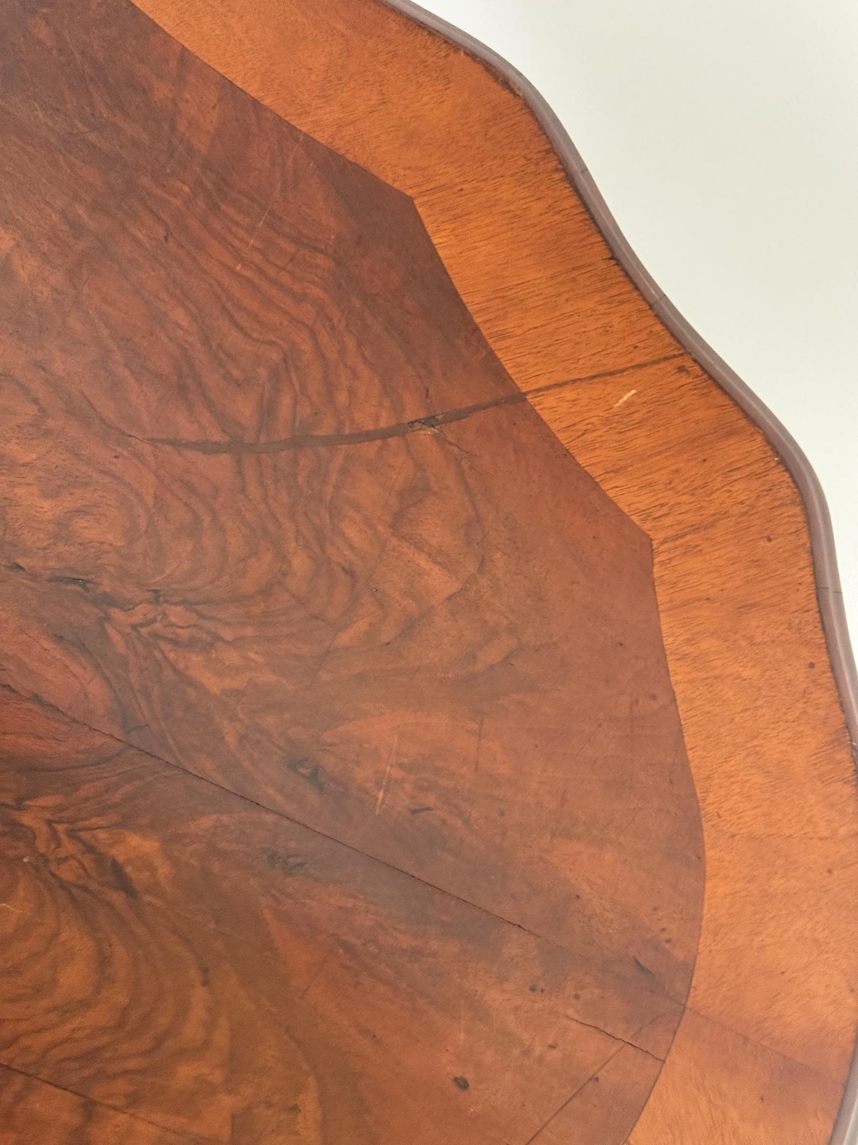 Stolek Historismus-detail3- T 8964