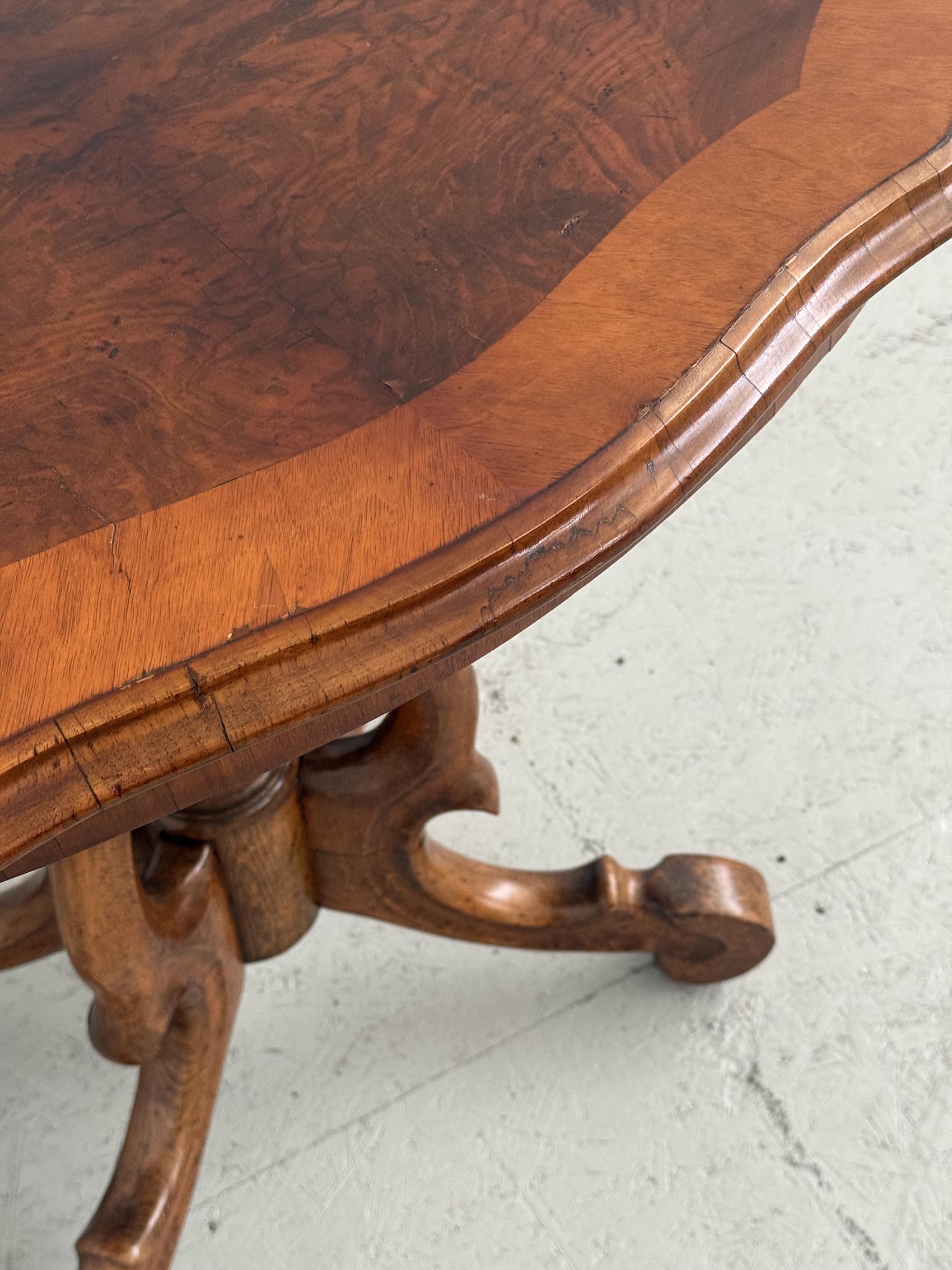 Stolek Historismus-detail4- T 8964