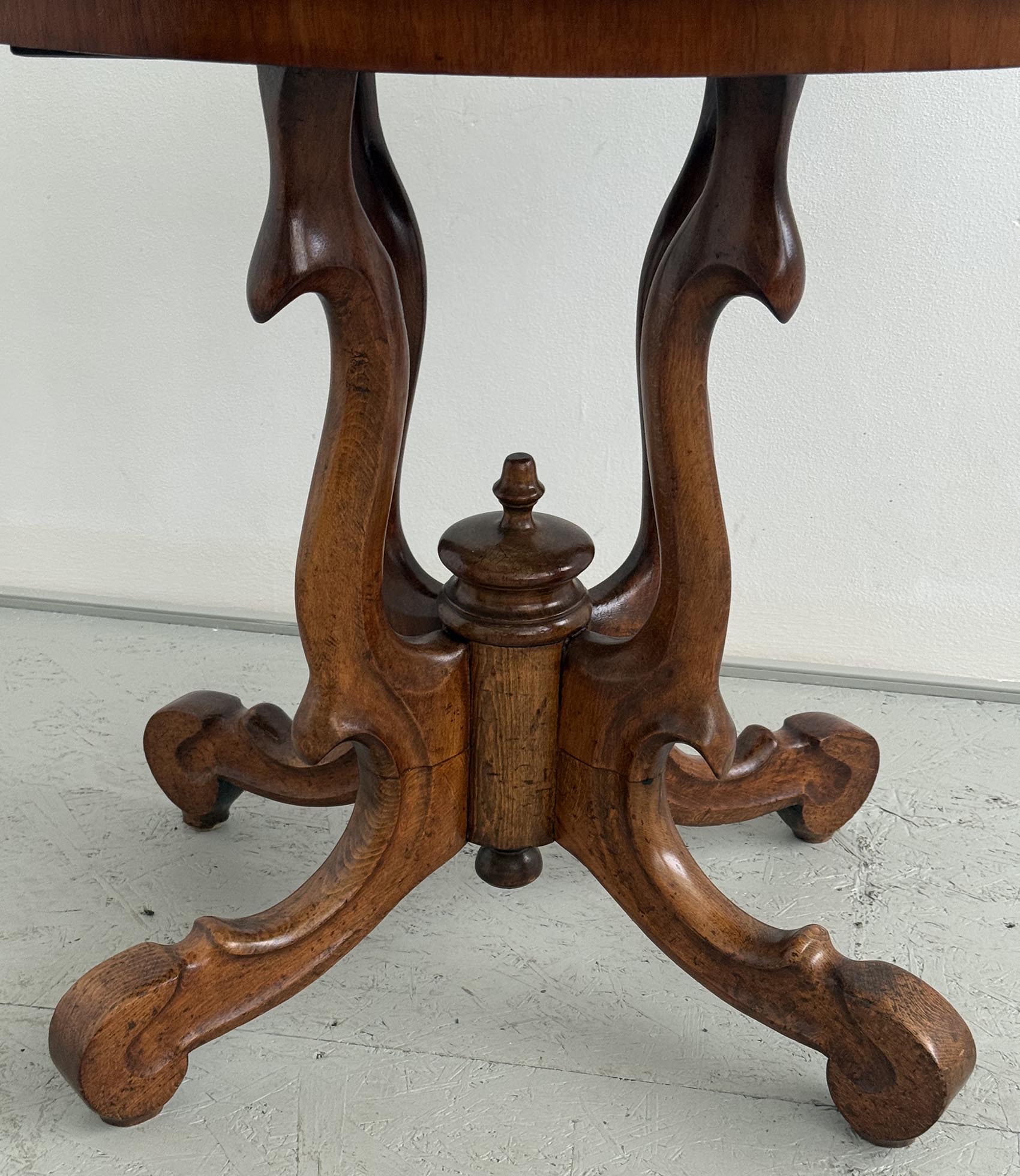 Stolek Historismus-detail8- T 8964