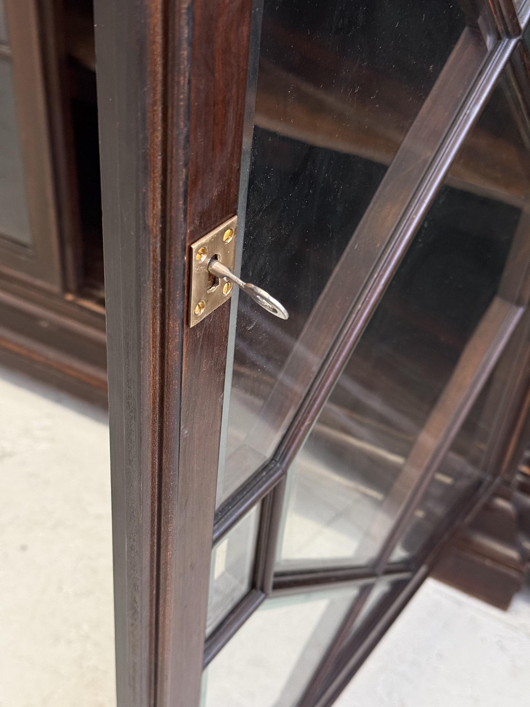 Knihovna-detail10-T 7908