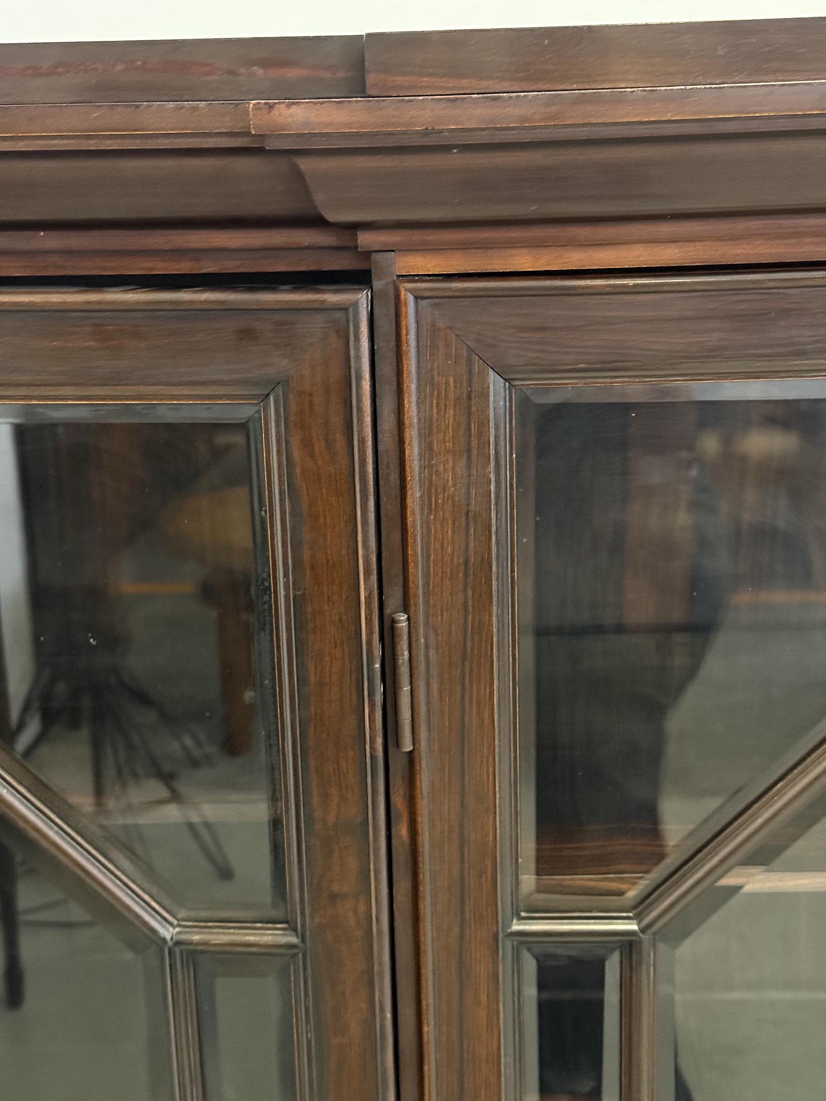 Knihovna-detail11-T 7908