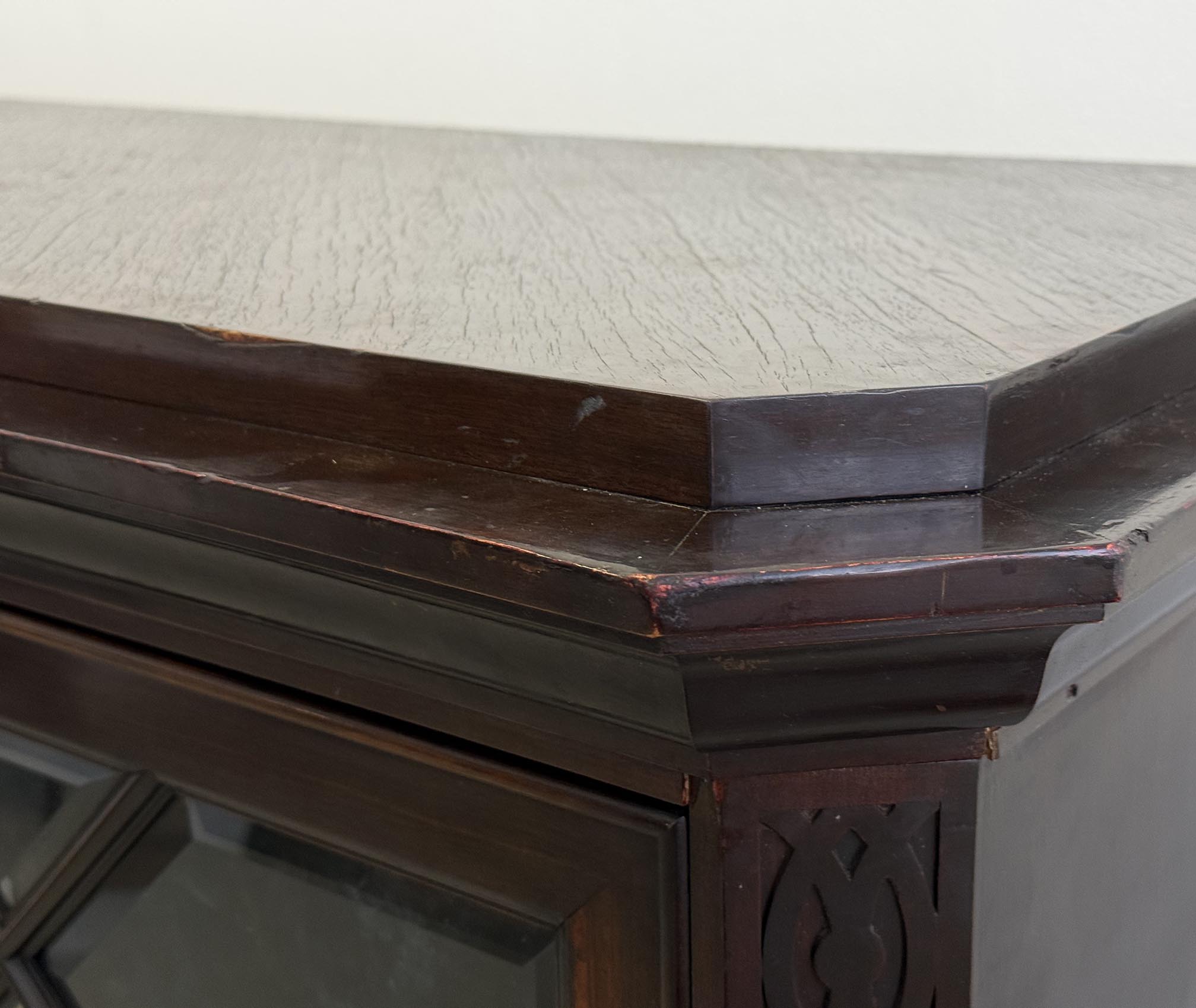 Knihovna-detail4 T 7908