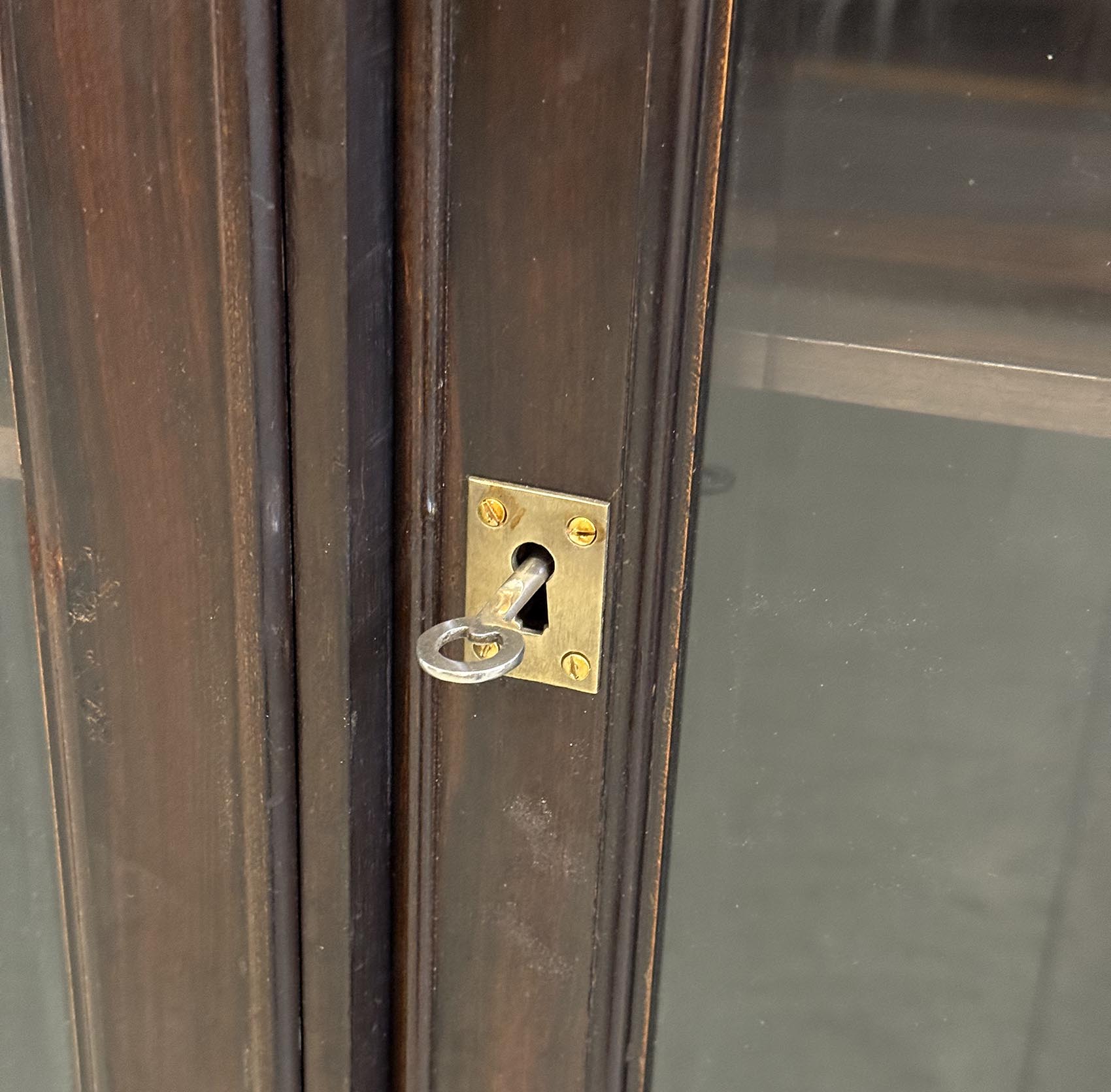 Knihovna-detail6-T 7908