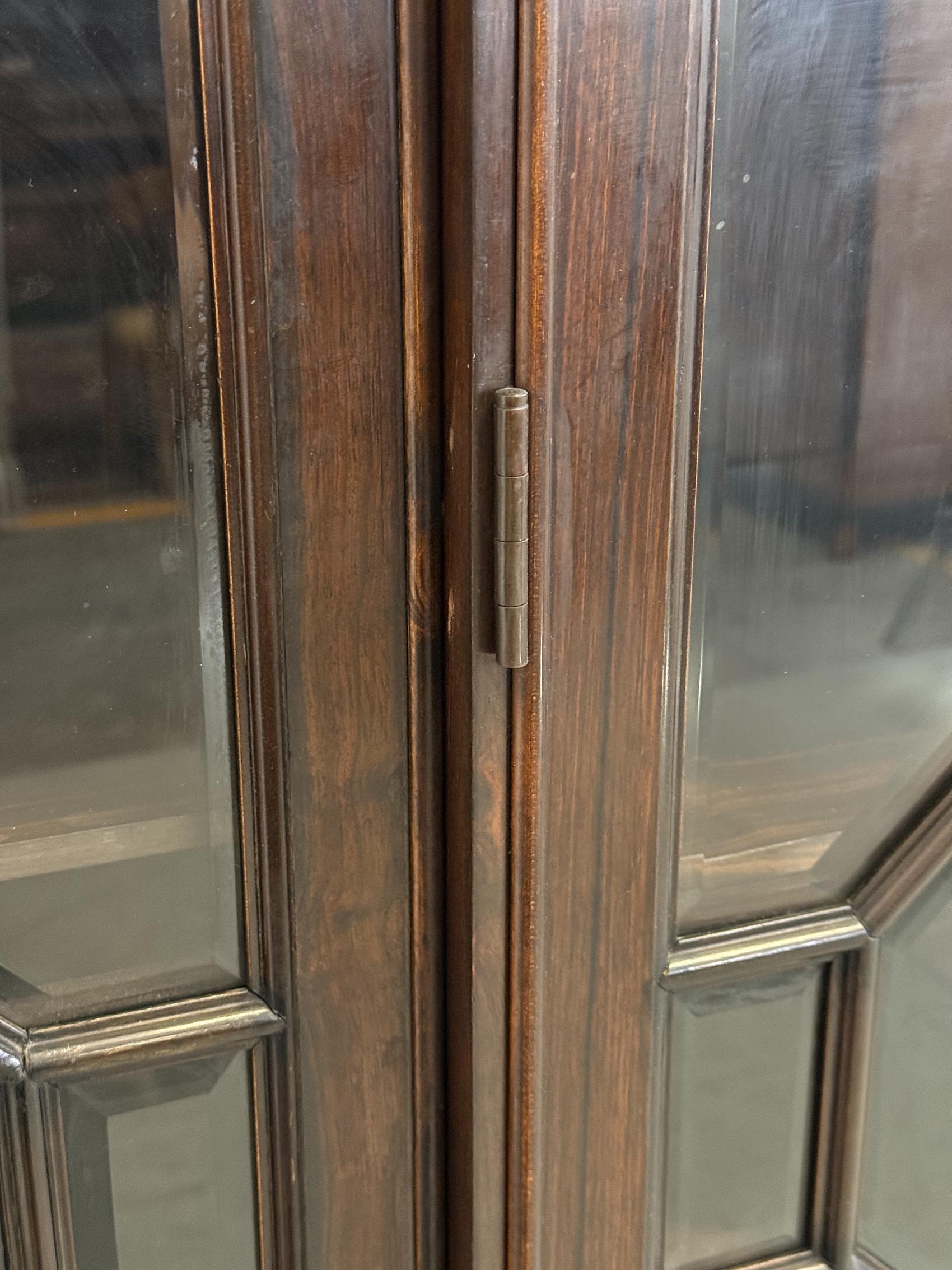 Knihovna-detail8-T 7908