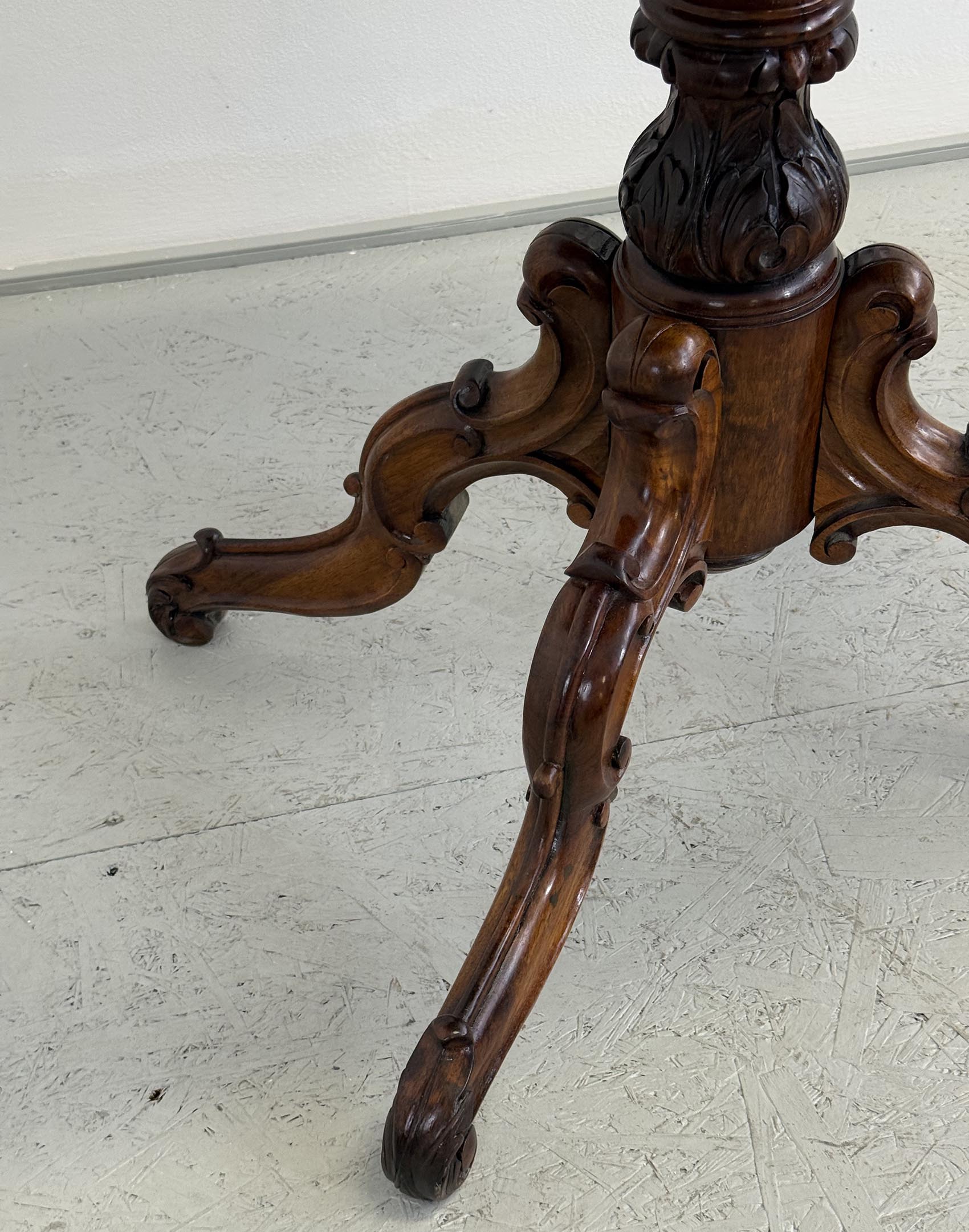 Oválný stolek Historismus-detail5- T 8980